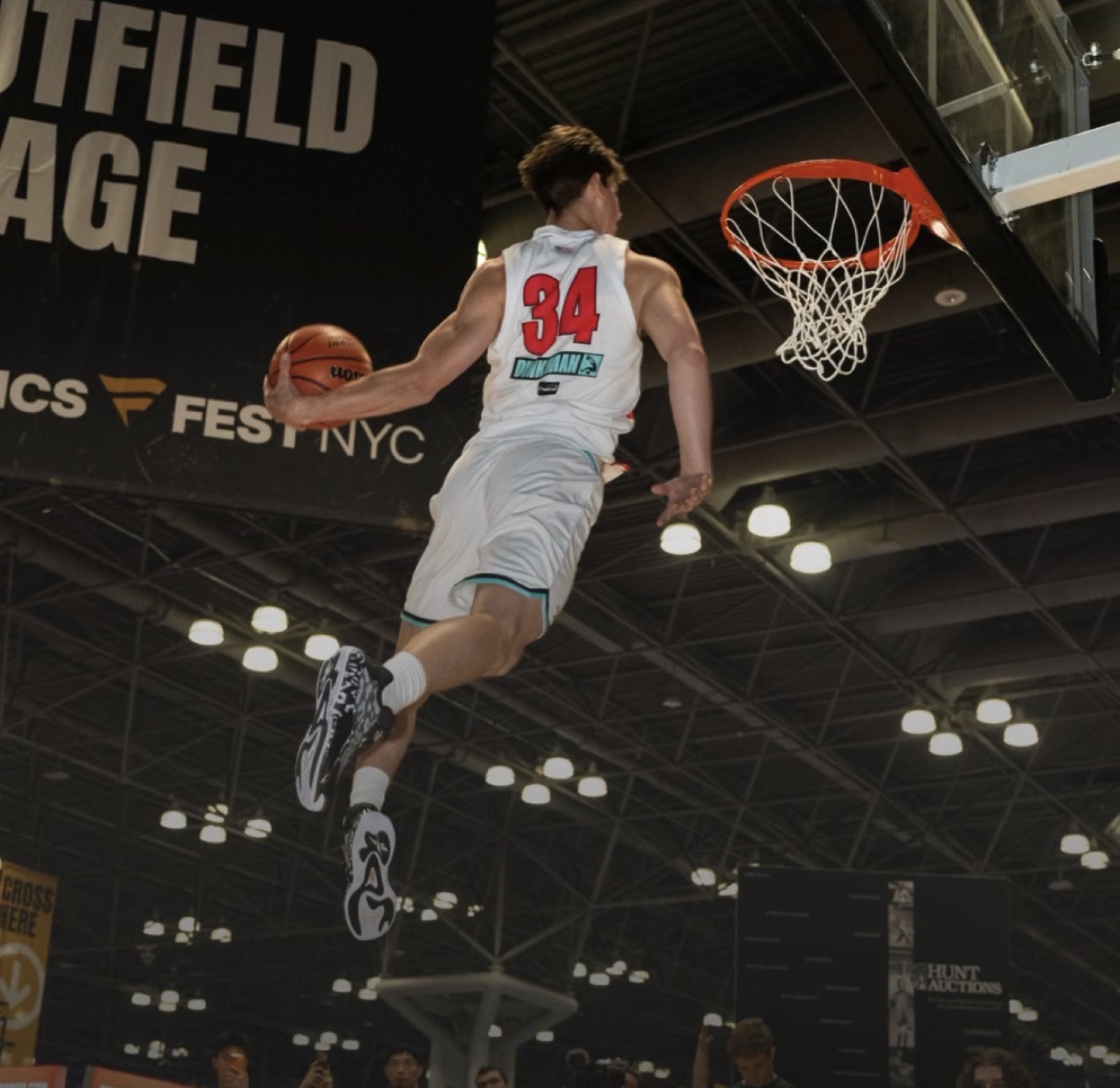 Cam Hazzard vertical jump training, dunking at Fanatics Fest NYC